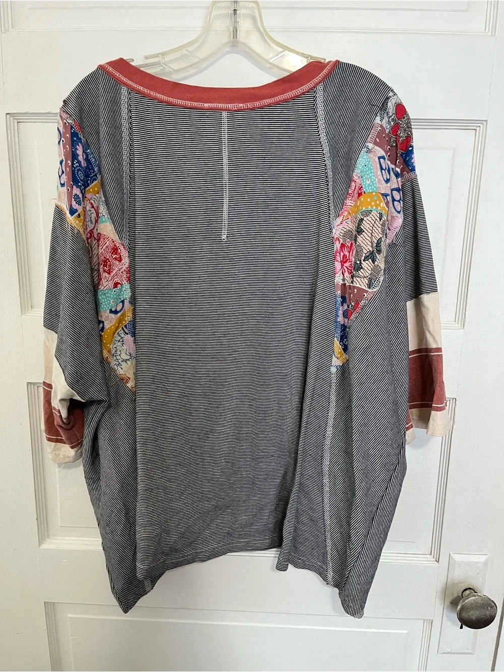 Easel Women’s Patchwork Short Sleeve Top in Gray with Coral Trim L - Picture 2 of 4